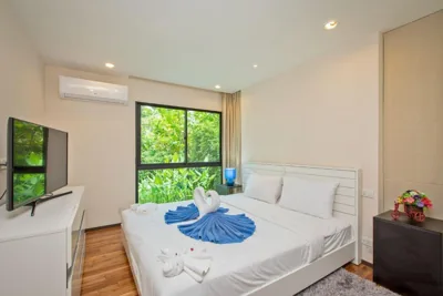 Camera matrimoniale con vista sul parco — The Title Condo by Tropiclook
